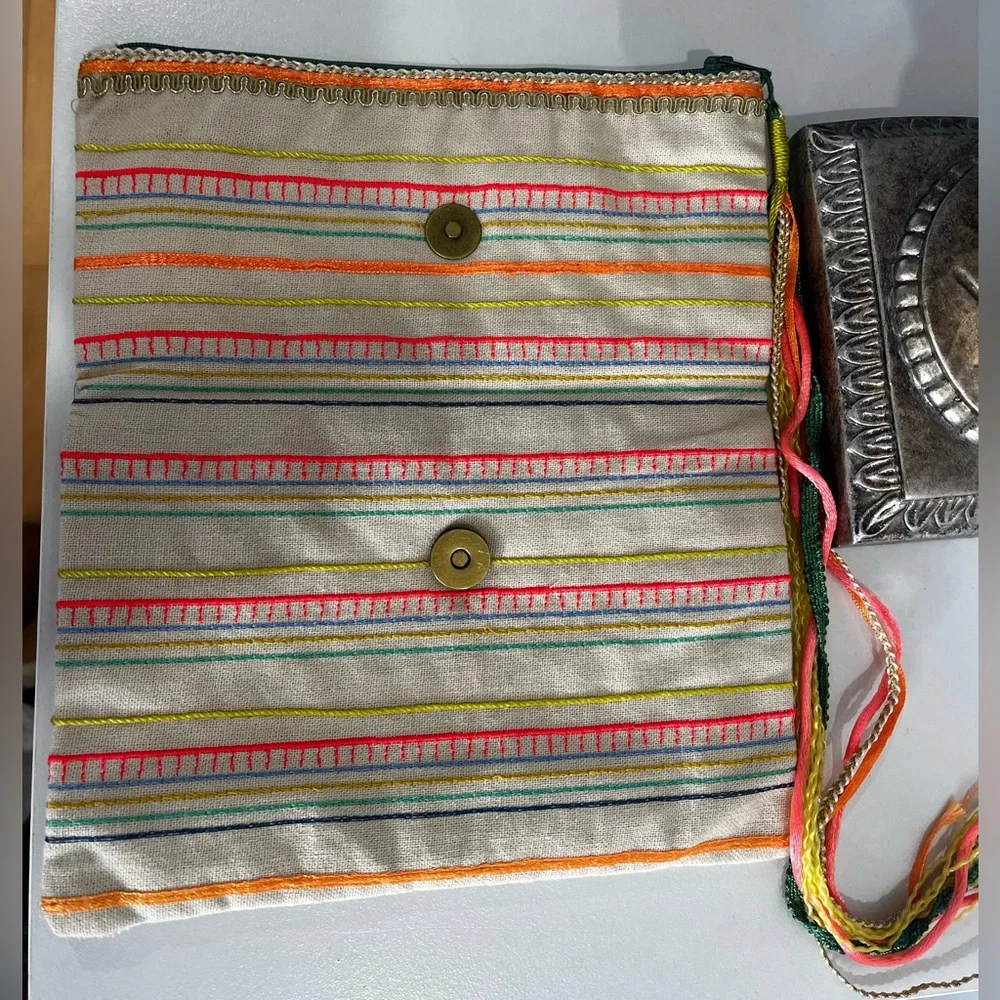 Starmela Embroidered Floral Clutch - Picture 3 of 7